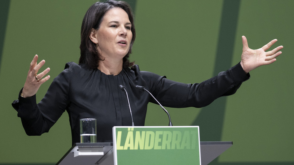 Die Bundesvorsitzende Annalena Baerbock spricht auf dem Länderrat der Grünen in  Bad Vilbel.