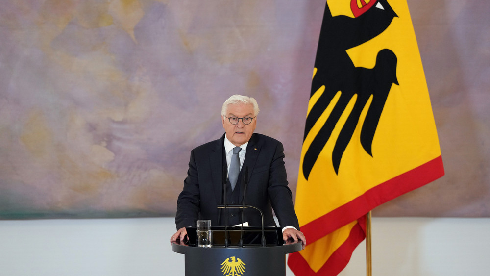 Bundespräsident Frank-Walter Steinmeier gibt die Entscheidung über die Auflösung des Deutschen Bundestages bekannt. 