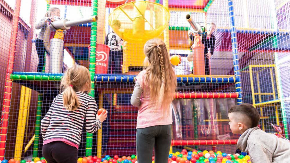 Indoorspielplätze in Hessen: Klettergerüst in der Halligalli-Kinderwelt in Rosbach.