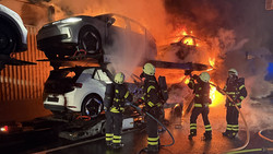Elektroautos auf der A7 bei Kassel in Flammen