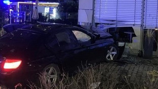 Unfall in Heusenstamm: 14-Jähriger kracht mit Auto in Café