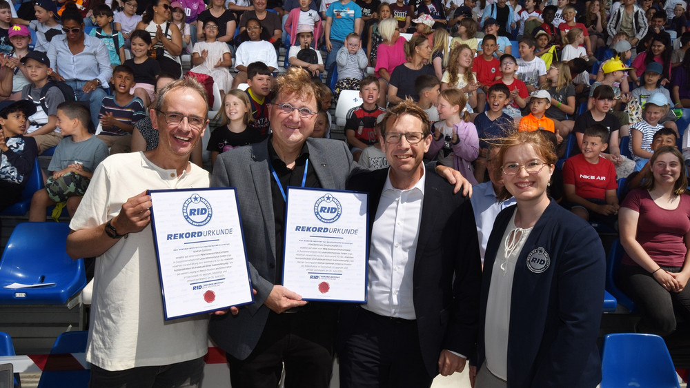 V.l.n.r. PEN-Mitglied Stefan Gemmel, der PEN-Generalsekretär Michael Landgraf, der Darmstädter Oberbürgermeister Hanno Benz, RID-Rekordrichterin Laura Kuckenbecker
