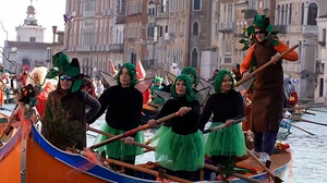 Karneval in Venedig startet mit buntem Bootskorso und Verweis auf Olympia 2026