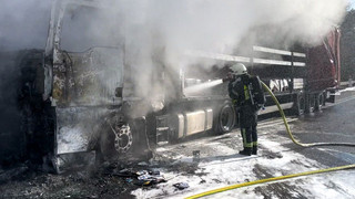 LKW fängt auf der A4 Feuer: Fahrer kann sich retten und startet Löschversuch