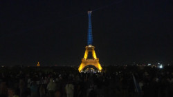 Eiffelturm leuchtet für die Ukraine