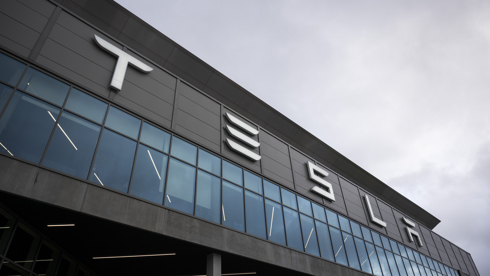 Die Produktion in der Tesla Gigafactory in Grünheide bei Berlin steht nach einem mutmaßlichen Anschlag weiter still (Symbolbild).