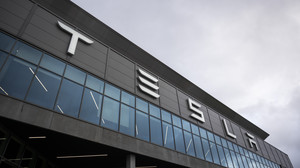 Tesla-Produktion bei Berlin steht still - Mutmaßlicher Brandanschlag