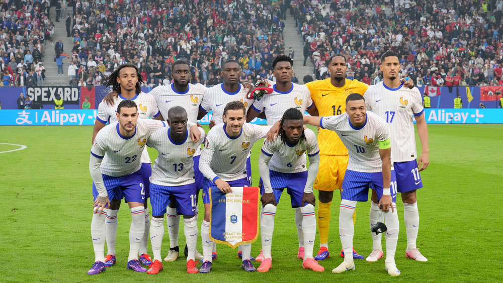 Die französischen Spieler stehen vor Anpfiff für ein Gruppenfoto zusammen.