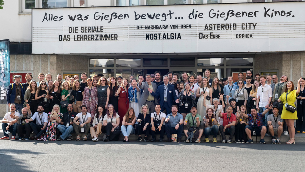 Das Team der Seriale 2023 vor dem Gießener Kinocenter.