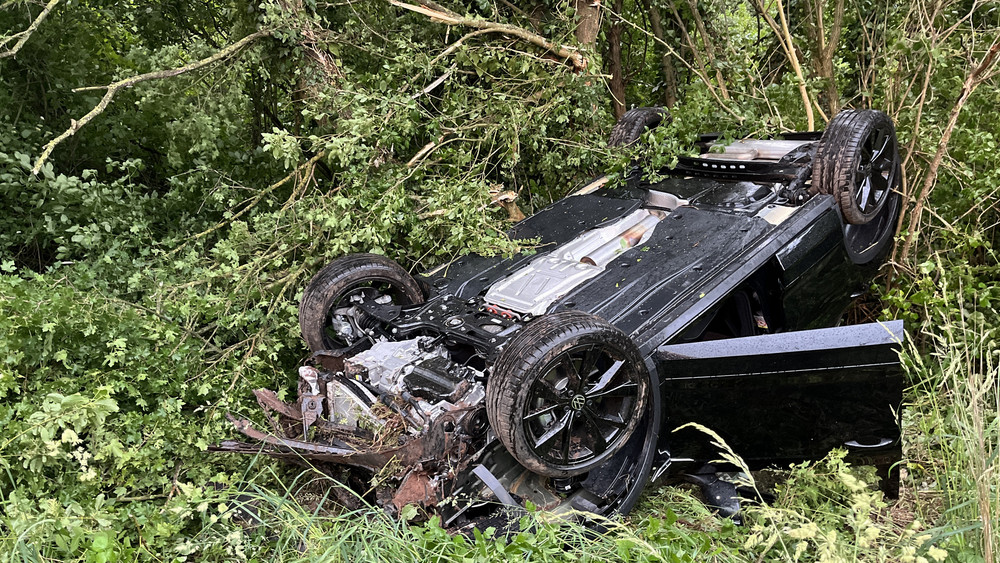 Nach einem 50-Meter-Flug krachte das Auto in einen Baum und blieb auf dem Dach liegen. 