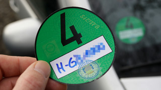 Ärger um fehlende grüne Umweltplakette an E-Auto in Wiesbaden