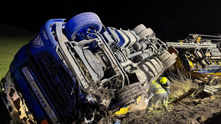 LKW kippt auf A45 bei Langenselbold um - Fahrer befreit sich selbst