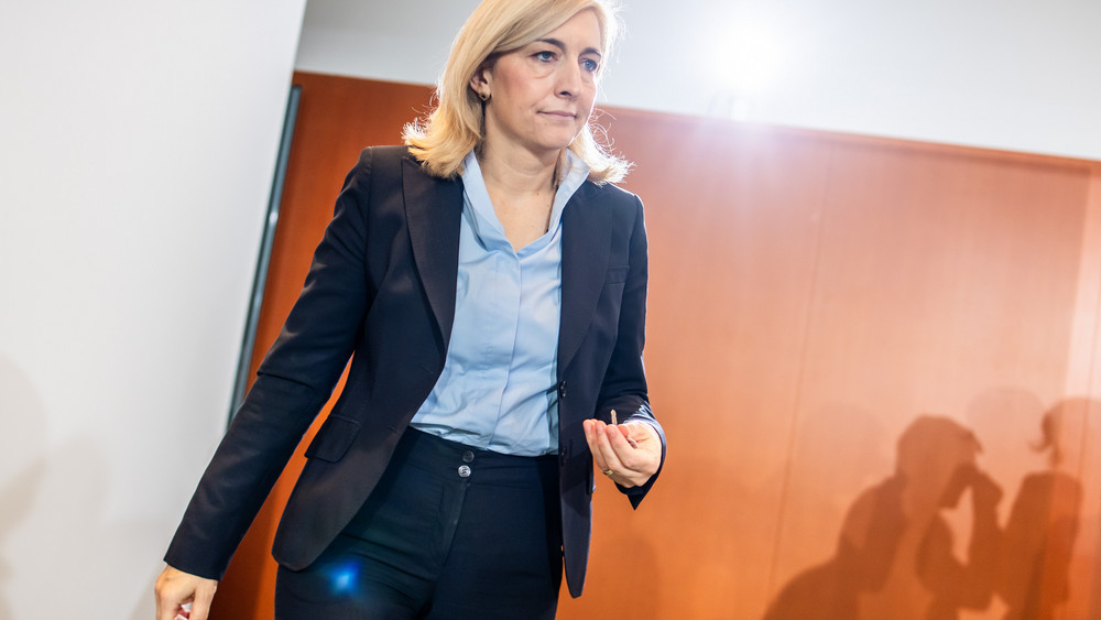 Die Krankenkassenbeiträge für Millionen Versicherte sollen nach Plänen von Gesundheitsministerin Nina Warken im nächsten Jahr insgesamt stabil bleiben können. 