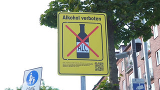 Alkoholverbot am Hansaplatz wirkt - Innensenator bei Kontrolle dabei
