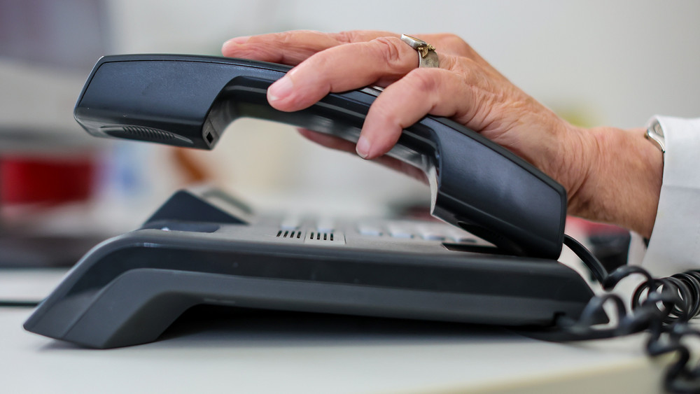 Kurz am Telefon nicht richtig hingehört und einen ungewollten Vertrag am Hals? Dagegen fordert die Verbraucherzentrale mehr Schutz. (Symbolbild)