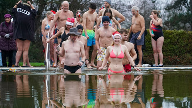 Adventsschwimmen in Trebur: Kaltes Vergnügen im Winter