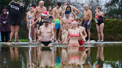 Adventsschwimmen in Trebur: Kaltes Vergnügen im Winter