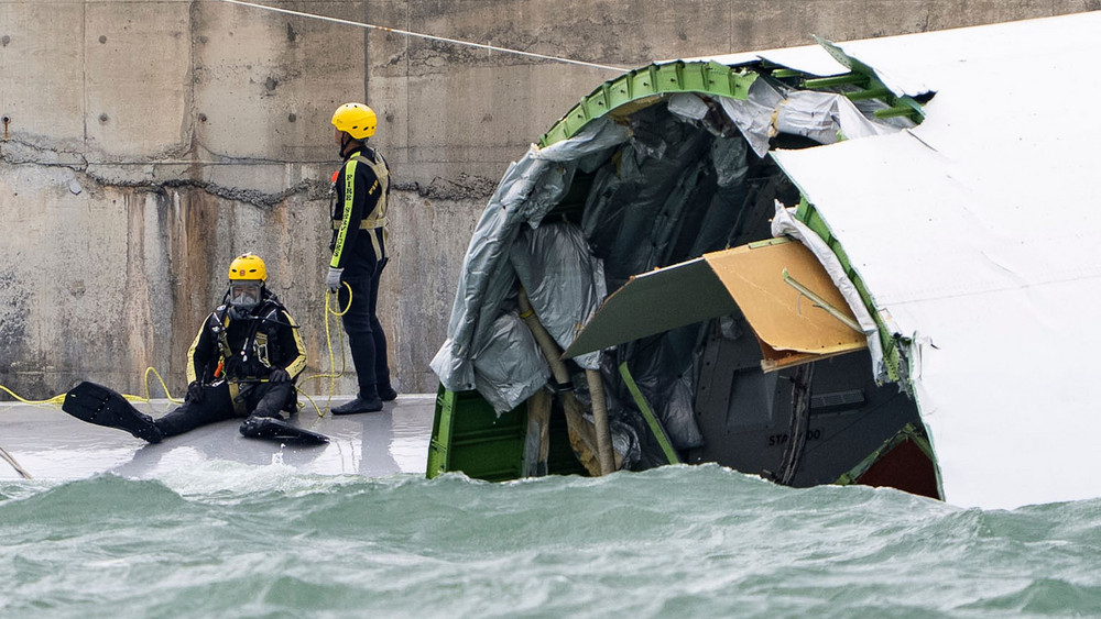 Jumbo-Jet rutscht über Landebahn in Hongkong