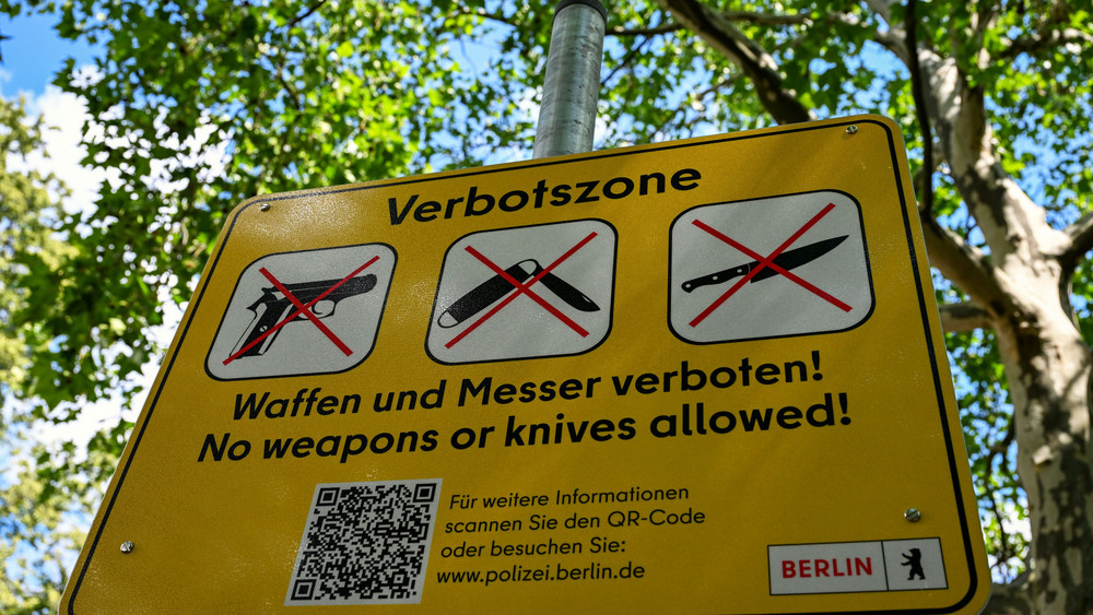 Seit einem halben Jahr gibt es in Fulda in der Innenstadt eine Waffenverbotszone - die Polizei hat nun eine erste Bilanz gezogen (Symbolbild). 