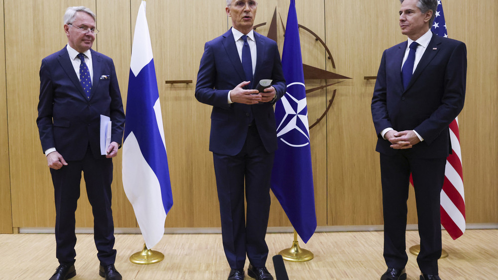 Nato-Generalsekretär Stoltenberg (Mitte) spricht neben Finnlands Außenminister Pekka Haavisto und US-Außenminister Antony Blinken (r)