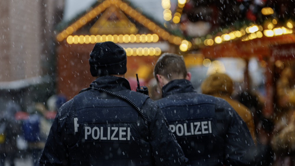 Zivile und uniformierte Streifen, ausgebaute Videoüberwachung: Glühwein wird auf den hessischen Weihnachtsmärkten dieses Jahr unter hohen Sicherheitsauflagen getrunken. 