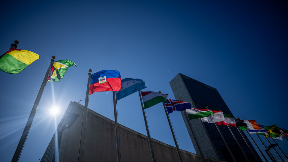 Flaggen wehen vor dem Hauptsitz der Vereinten Nationen während der UN-Vollversammlung in New York. 