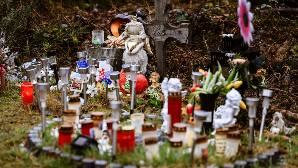 Rund um den Jahrestag stellen viele Menschen Blumen und Kerzen an dem Ort auf, an dem Luise sterben musste.