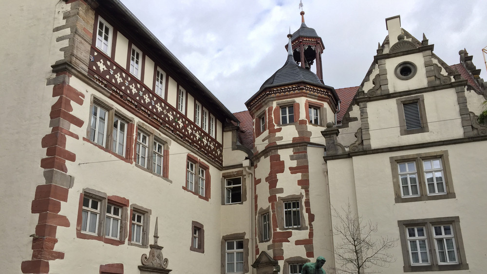 Der geplante verkaufsoffene Sonntag in Bad Hersfeld darf nicht stattfinden (hier ein Archivbild des Rathauses in Bad Hersfeld.). 