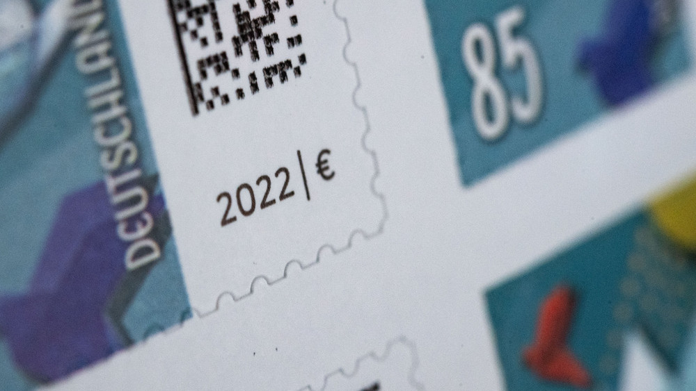 Die Post möchte das Briefporto vorzeitig, schon im nächsten Jahr anheben. Dafür hat sie einen Antrag bei der Bundesnetzagentur gestellt (Symbolbild).