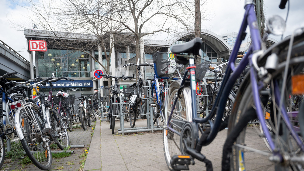 Viele Fahrräder am Mainzer Hauptbahnhof - offen, wie viele davon benutzt werden.
