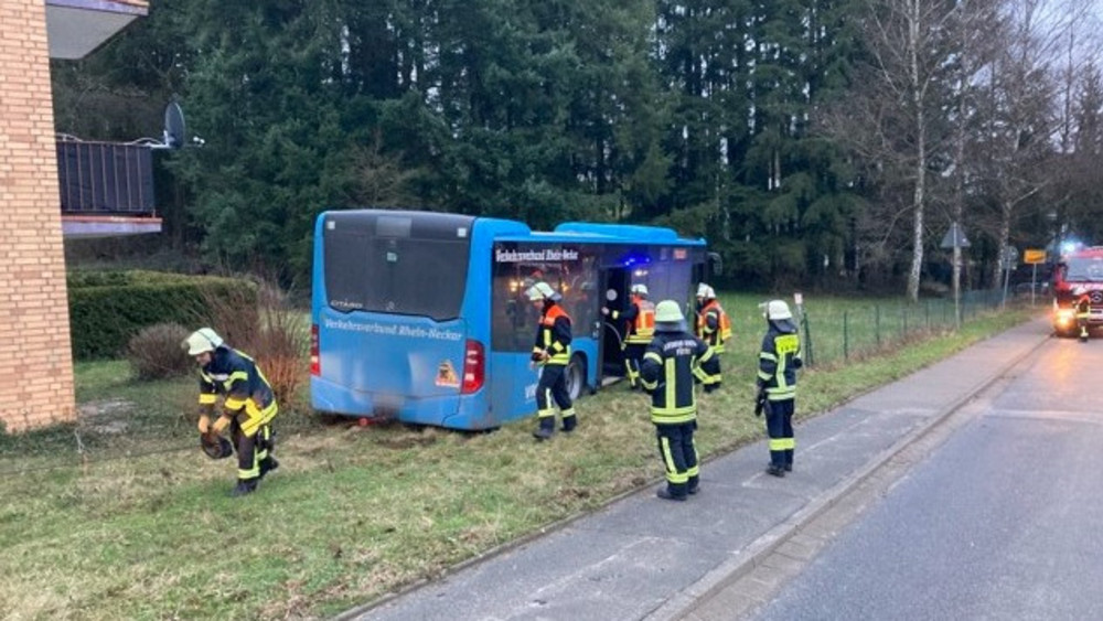 Dieser Schulbus ist in Fürth-Erlenbach führerlos in eine Wiese gerollt: Mehrere Schüler und der Busfahrer wurden verletzt.