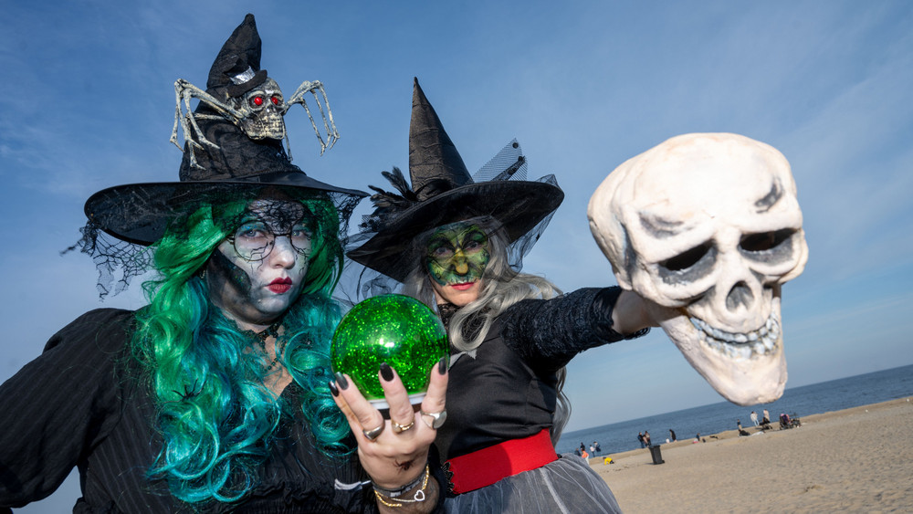 Die Menschen in Deutschland geben immer mehr Geld für Halloween aus - unter anderem für Verkleidung und Make-up (Symbolbild).