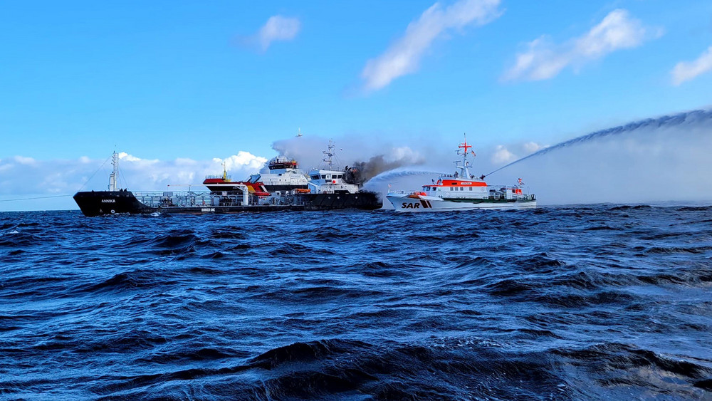 Der Seenotrettungskreuzer Arkona bekämpfte den Brand des Küstentankschiff Annika in der Ostsee. Mittlerweile ist das Feuer gelöscht.