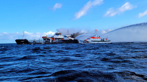 Auf der Ostsee in Brand geratenes Schiff in Rostock gelöscht