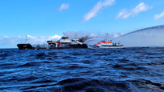 Auf der Ostsee in Brand geratenes Schiff in Rostock gelöscht