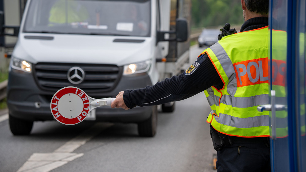 Die Polizei findet den geklauten Lieferwagen schnell (Symbolbild). 