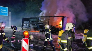 Lkw mit Kaffee beladen fängt Feuer - A2 gesperrt