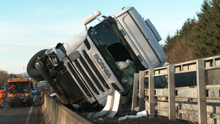 Lkw kippt auf Autobahn 2 um - Fahrer in Lebensgefahr