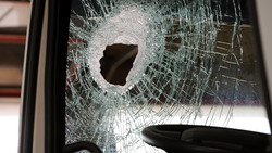Stein kracht auf der A66 durch die Windschutzscheibe