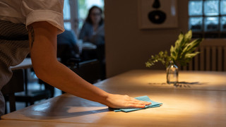 Weniger Bedarf in Betrieben: Fachkräftelücke im Gastgewerbe schrumpft