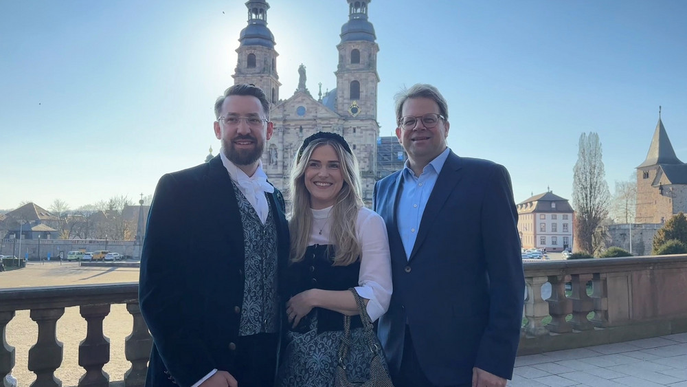 Das Hessentagspaar Max und Vera Dudyka freut sich zusammen mit Fuldas Oberbürgermeister Dr. Heiko Wingenfeld auf den Hessentag 2026. 