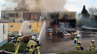 Großbrand in Obernburg: Dachdecker-Lagerhalle in Flammen
