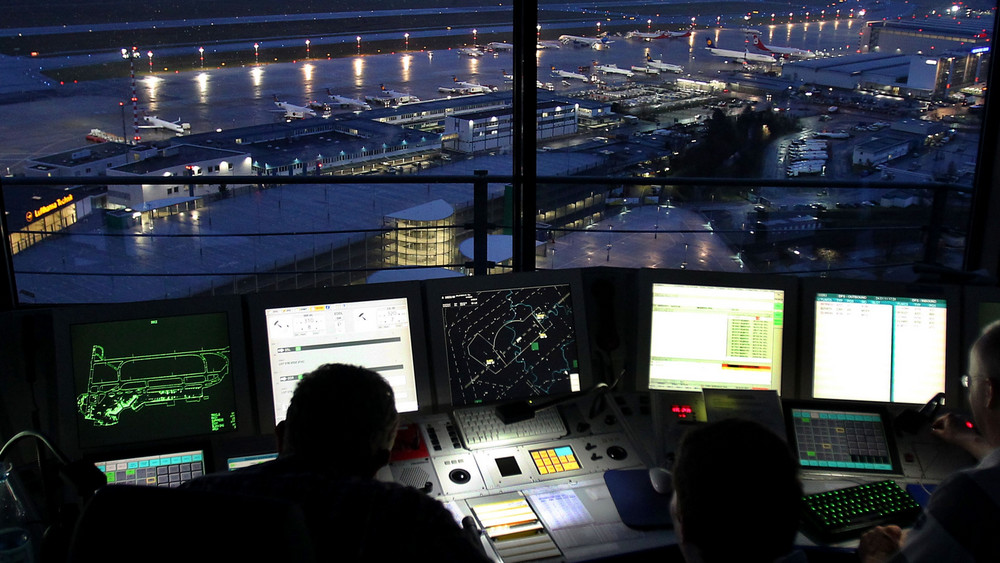 Bei dem Hacker-Angriff auf die Deutsche Flugsicherung in Lagen hätten die Täter keinen Zugriff auf den Flugverkehr bekommen, teilte ein Sprecher mit (Archiv-Bild).