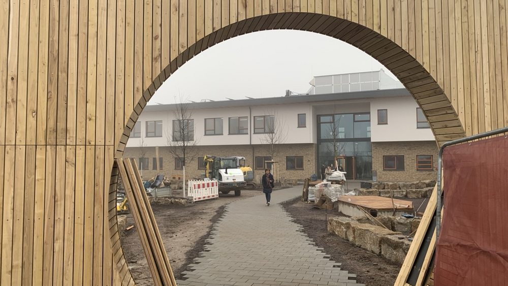 Das neue Gebäude der Grundschule in Breckenheim ist schon fertig. Das Außengelände soll noch bis zum Einzzug der Schüler im Februar hergerichtet werden.