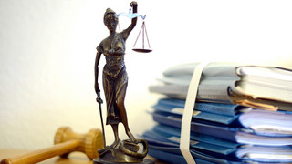 Frankfurter Landgericht: Angeklagter bestreitet Angriff in Moschee