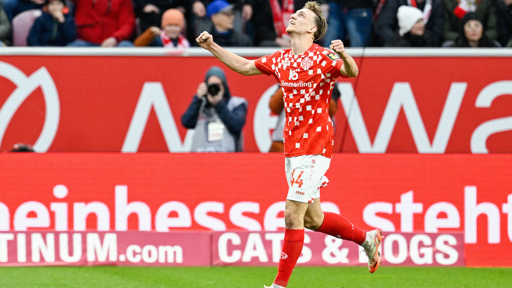 Torschütze Nelson Weiper von Mainz jubelt über das Tor zum 1:0.