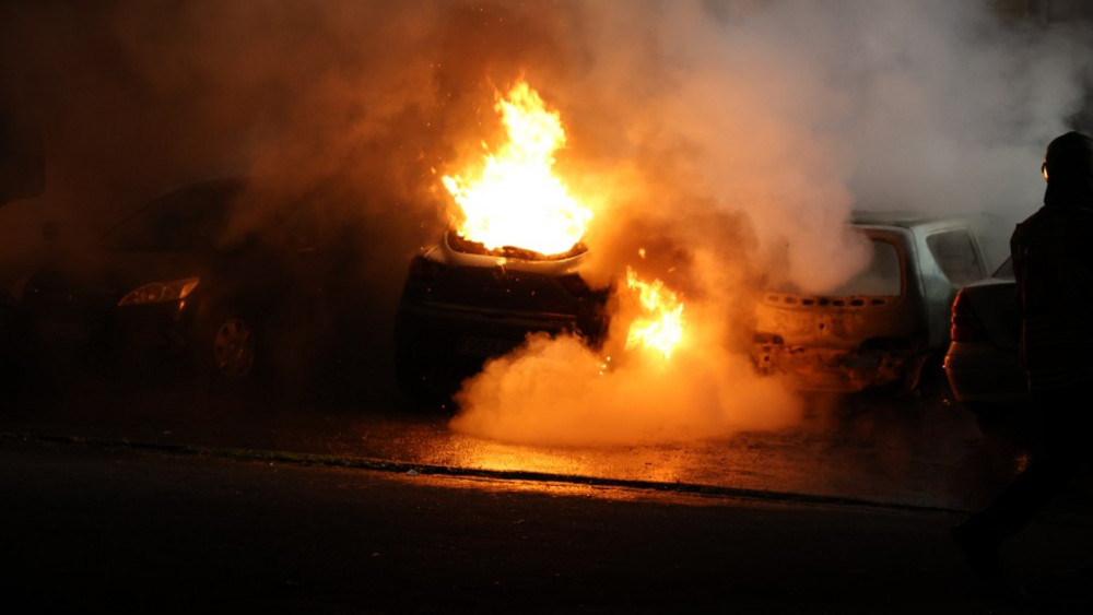 Die Polizei vermutet Brandstiftung als Ursache. 