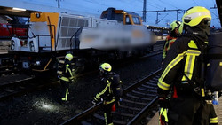Einsatz am Bahnhof: Lok gerät im Motorraum in Brand - Gleissperrungen