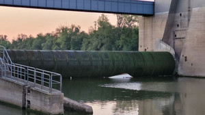 Männer bauen Unfall mit geklautem Boot an Frankfurter Schleu