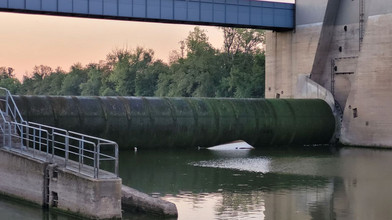 Männer bauen Unfall mit geklautem Boot an Frankfurter Schleu